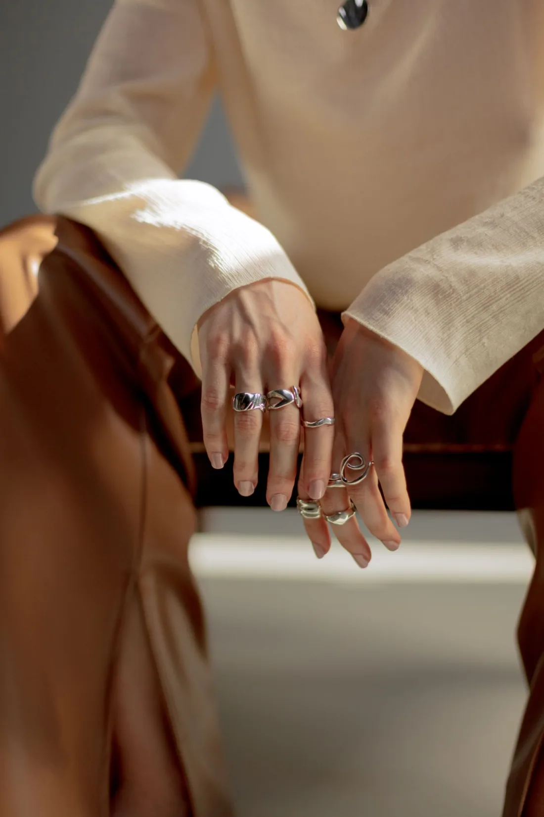 Model mengenakan beberapa cincin perak buatan tangan