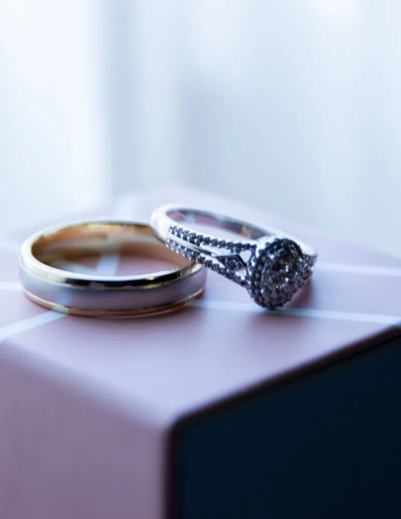 Sepasang cincin lamaran perak di atas kotak perhiasan